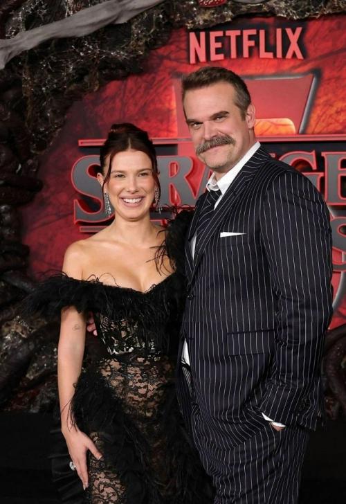 Милли Бобби Браун и Дэвид харбор вместе приехали на показ нового сезона Очень Странных дел. 01