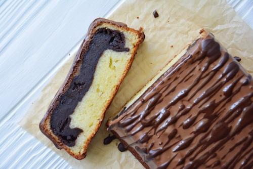 Ванильный кекс с влажной шоколадной начинкой.