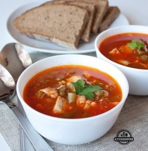 Томатный суп с курицей и зеленой фасолью.
