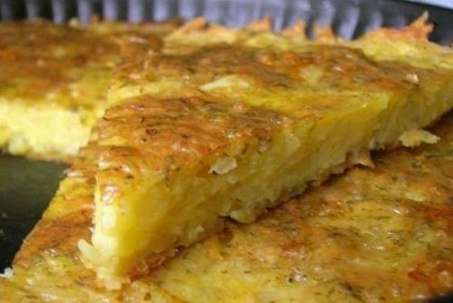 Запеканка из тертого картофеля с сыром и чесноком.