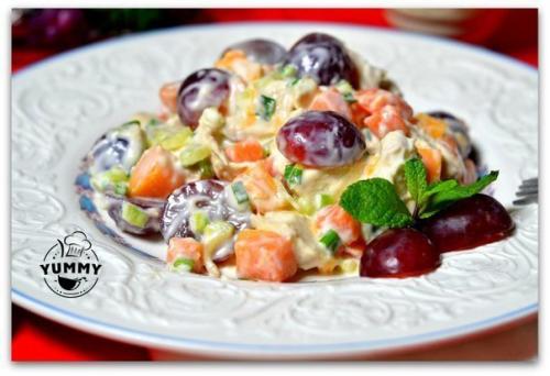 Куриный салат с виноградом.