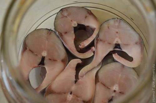 Маринованная скумбрия с луком и морковью. 04