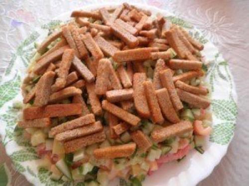 Салат с куриным Филе, сухариками и овощами. 03