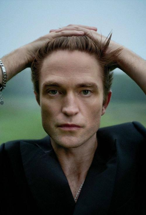 Роберт Паттинсон собирается выпустить свой первый музыкальный альбом. 01