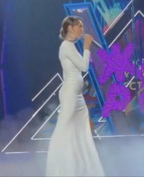 Алсу объяснила, почему у нее выпирает живот в облегающих платьях. 02