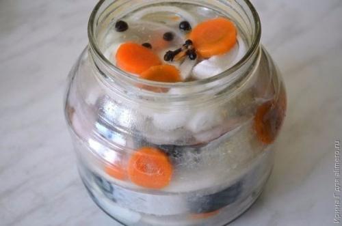 Маринованная скумбрия с луком и морковью. 06