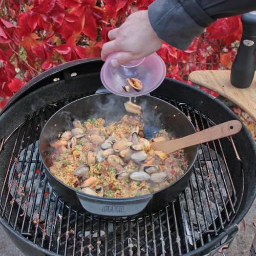 Паэлья с морепродуктами в голландской печи на гриле. 09