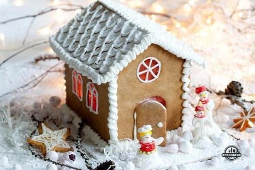 Рождественский снежный пряничный домик.