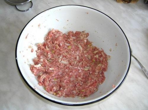 Мясные рулетики.  Ингредиенты: 01