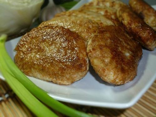 Котлеты для диеты - даже не знаю, какие они более - полезные или вкусные.