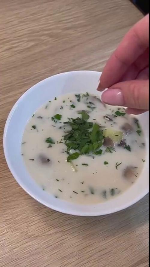 Куриный супчик с грибами и плавленым сыром.