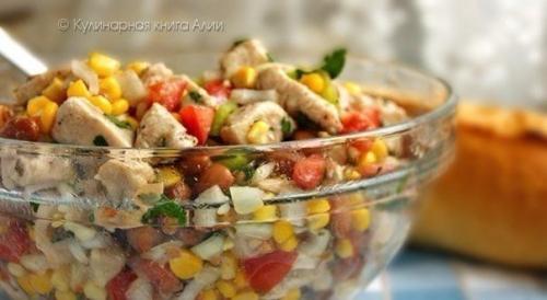 Салат с курицей и кукурузой.