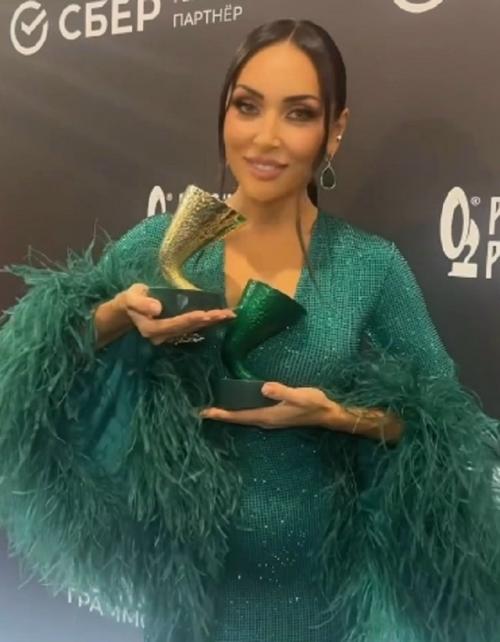 Алсу объяснила, почему у нее выпирает живот в облегающих платьях.
