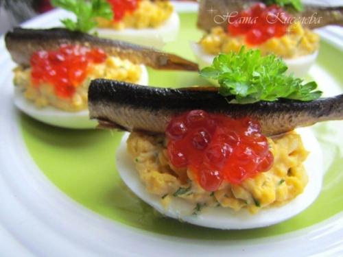 Фаршированные яйца со шпротами и красной икрой. 08