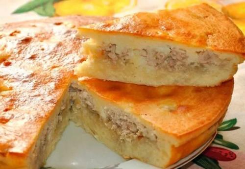 Кулебяка с мясом и картошкой.
