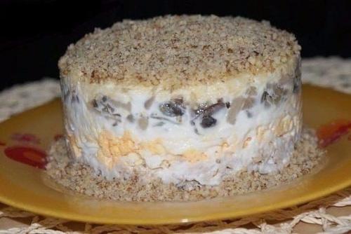 Салат с курицей, грибами и грецким орехом.