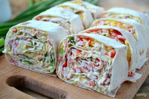 Закуска из лаваша с крабовыми палочками.

