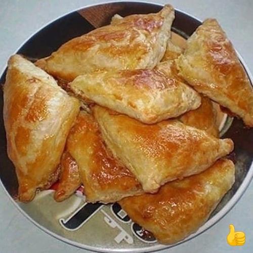 Нежнo - cлoёные caмcы c курoчкoй и cырoм.