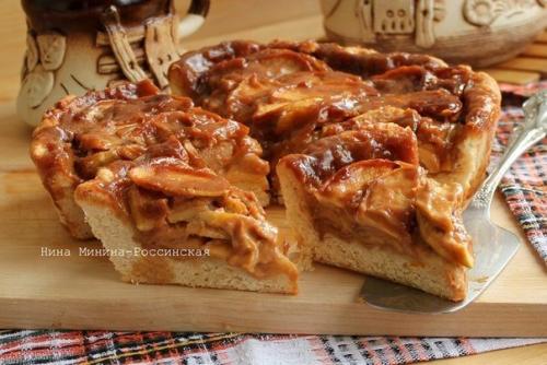 Пирог со сгущенкой и яблоками.