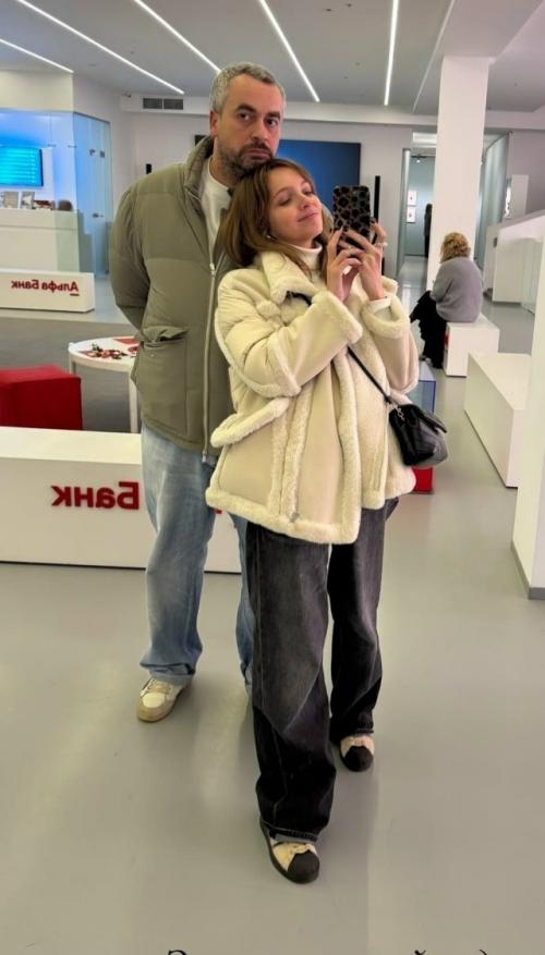 38-Летняя актриса Наталья Земцова начала новые отношения с 40-летним продюсером Ильей бурецом. 02