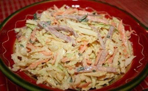 Капустный салат с краковской колбасой.