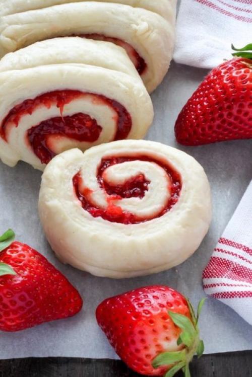 Булочки - улитки с клубникой и глазурью. 01