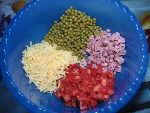 Сборный салат с помидорками и ветчиной. 01