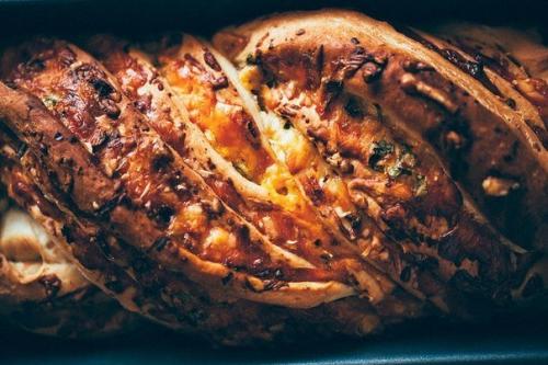 Скрученный домашний хлеб с сыром изеленью. 01
