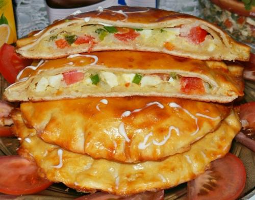 Лепёшки с рисом, луком, помидором и яйцом.  