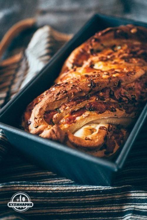 Скрученный домашний хлеб с сыром изеленью.