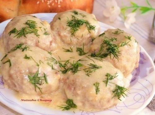 Вкусные мясные тефтели в молочном соусе.