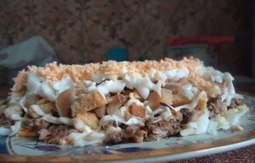 Вкуснейший салат со шпротами.