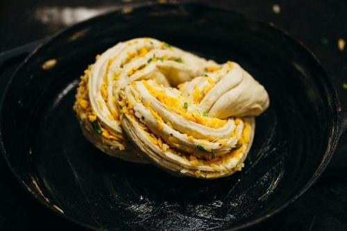 Скрученный домашний хлеб с сыром изеленью. 06