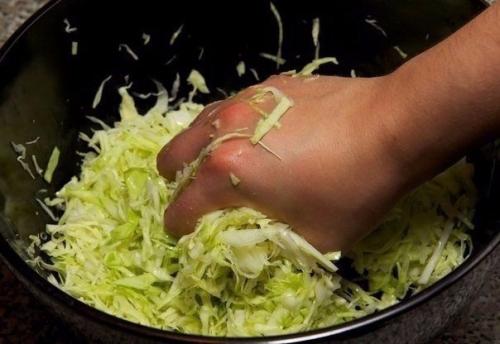 Салат из свежей капусты с курицей. 02