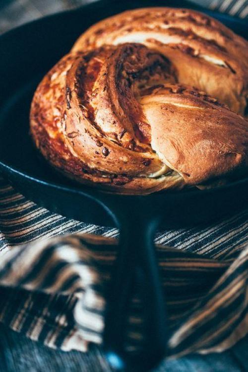 Скрученный домашний хлеб с сыром изеленью. 07