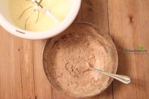 Как приготовить шоколадный пирог с творожной начинкой в мультиварке. 03 Как приготовить шоколадный пирог с творожной начинкой в мультиварке. 03