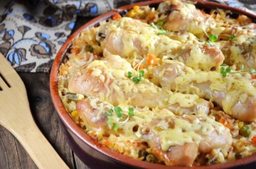 Куриные ножки, запеченные с рисом и овощами.