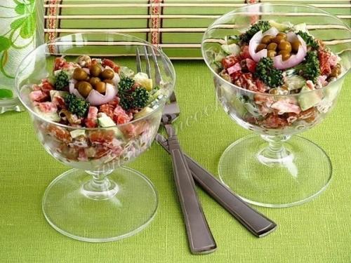 Салат с сухариками и копчёной колбасой.
