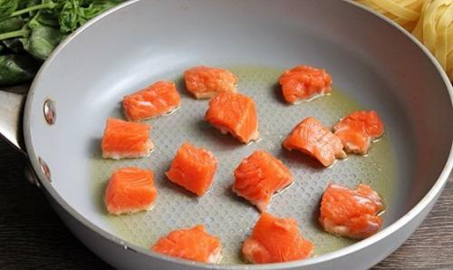 Фетуччини с семгой в сливочном соусе.