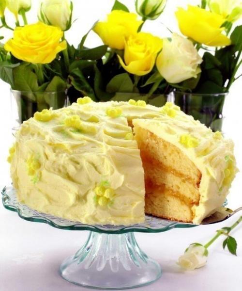 Лимонный торт. Роскошный трехслойный лимонный торт из мягких коржей, прослоенный двумя разными кремами.