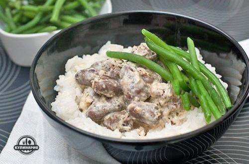 Куриные сердечки, тушеные в сметане.