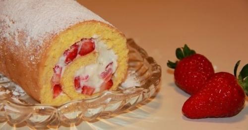 Воздушный рулет с клубникой.