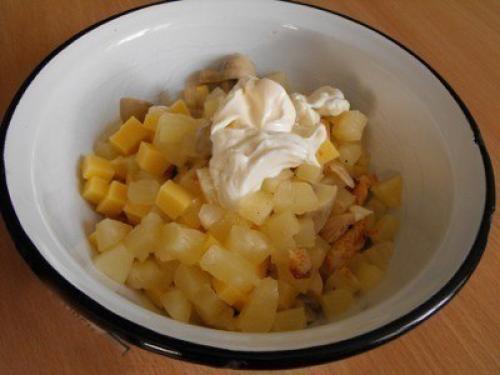 Салат с курицей, ананасом, грибами и сыром. 02