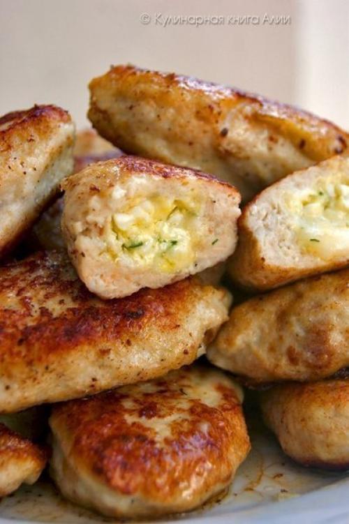Котлетки с начинкой из сыра и яиц.