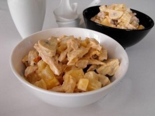 Салат с курицей, ананасом, грибами и сыром.