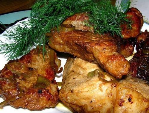 Мясо в имбирно - медовом соусе с чесноком и коньяком.