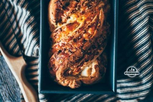 Скрученный домашний хлеб с сыром изеленью. 08