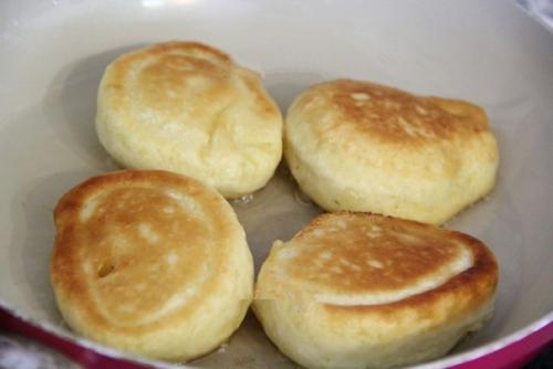 Оладьи на кефире без яиц. Пышные оладьи на кефире без яиц.