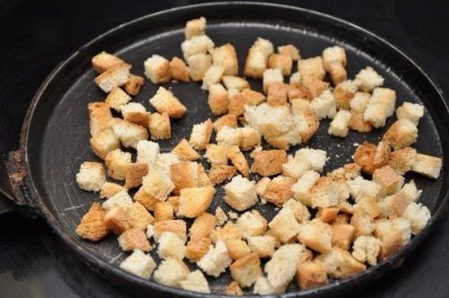 Салат с чесночными сухариками. 01