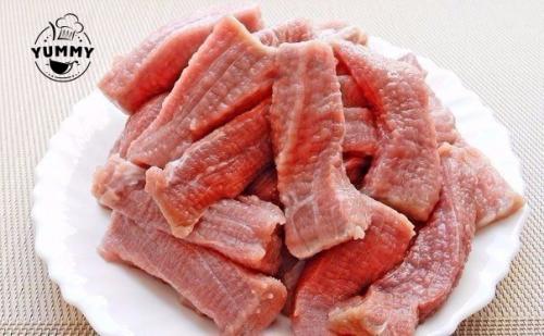 Мясо тушеное со сметанкой.

